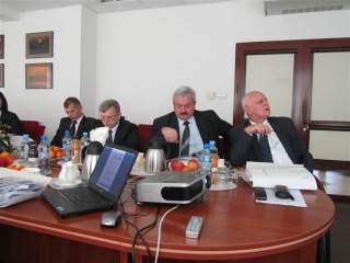 Zarząd Województwa w trakcie prezentacji ( ma pierwszym planie Marszałek J. Dworzański oraz J. Piorunek