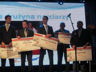 Nasi zawodnicy z nagrodami M. Krzywiński , M. Krzywiński ( odbiera za Kamila Borysewicza ) i tata J. Waż